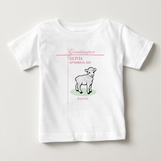孫娘の洗礼 ピンクの女の子 羊の名前と日付 ベビーTシャツ (正面)