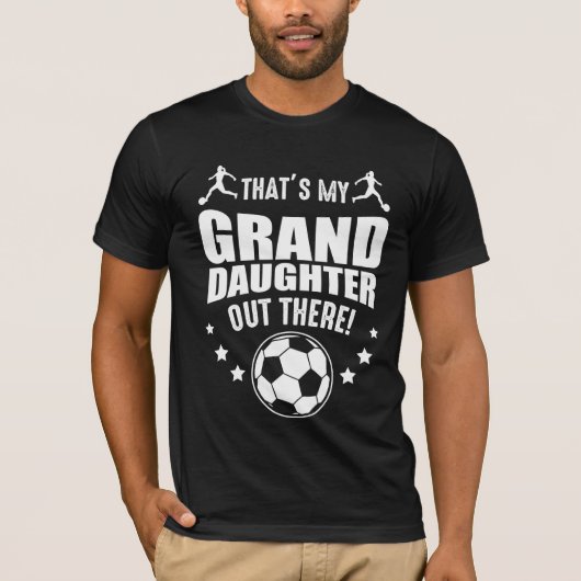 孫娘サッカー女子誇りを持った祖父母 Tシャツ (正面)