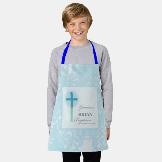 孫洗礼ブルーレースパーソナライズされた エプロン (着用した状態)