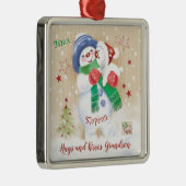 孫,クリスマススノーボーイが子犬を抱きしめる メタルオーナメント (右)
