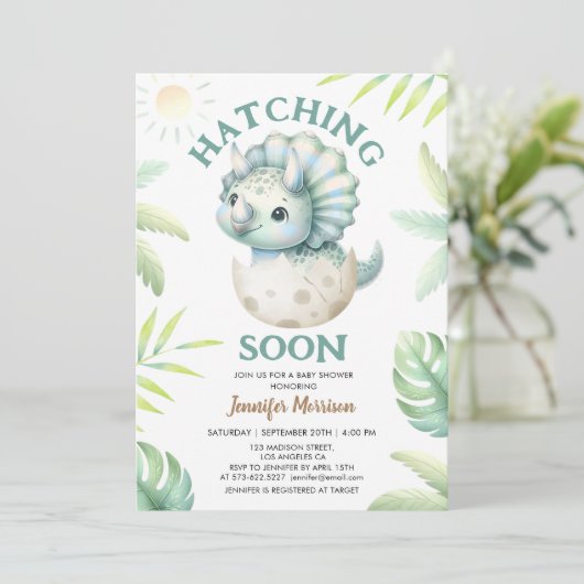 孵化すぐにトリケラトプス男の子の恐竜の赤ちゃんシャワー 招待状 (スタンド正面)