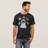 宇宙おもしろい瞑想宇宙飛行士ヨガ惑星系宇宙飛行士 Tシャツ (正面フル)