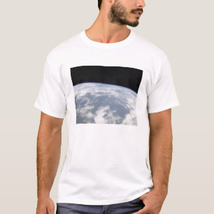 宇宙からの惑星の地球の眺め Tシャツ