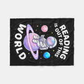 宇宙からやってきたような楽しい本を読む フリースブランケット (正面(横))