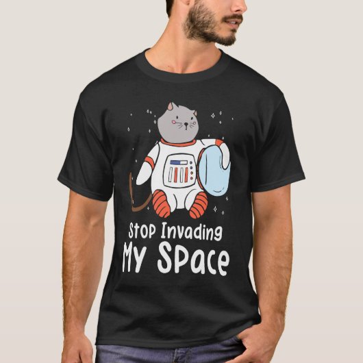宇宙でゴロゴロ猫 宇宙飛行士 猫 宇宙船 Tシャツ (正面)