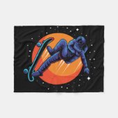 宇宙でスケートボードをする宇宙飛行士 フリースブランケット (正面(横))