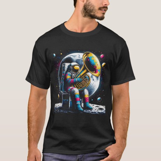 宇宙でチューバを演奏する宇宙飛行士 チューバ奏者 Tシャツ (正面)