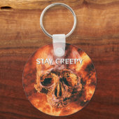 宇宙で炎に包まれるドクロ、Stay Creepy キーホルダー (裏面)