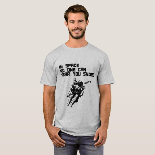 宇宙で誰もいびきをかくのを聞くことができません Tシャツ (正面フル)