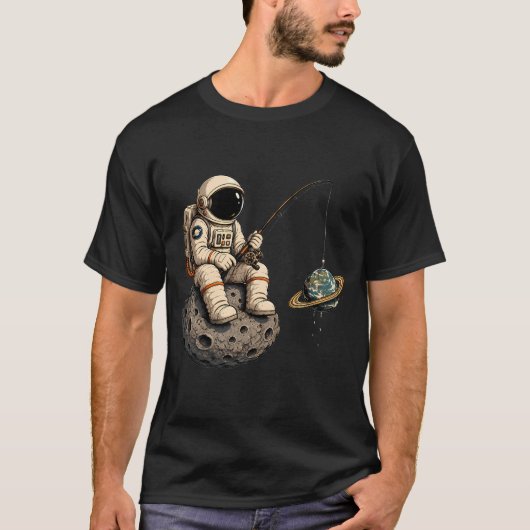宇宙で釣り – 宇宙飛行士の惑星アン tシャツ (正面)