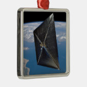 宇宙におけるNanoSail-Dのアーティストコンセプト メタルオーナメント (右)