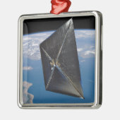 宇宙におけるNanoSail-Dのアーティストコンセプト メタルオーナメント (左)