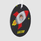 宇宙のかわいい宇宙飛行士の男の子のロケットのオーナメント オーナメント (正面)