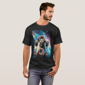 宇宙のパグとドーナツ かわいいパグの少年少女 男性向け Tシャツ (正面フル)