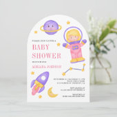 宇宙のピンクの女の子宇宙飛行士アーチベビーシャワー 招待状 (スタンド正面)