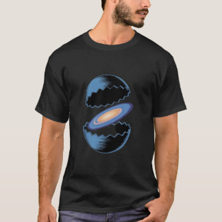 宇宙の卵銀河アート - 超現実的な宇宙の誕生 Tシャツ