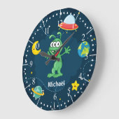 宇宙の外国モンスターのイラストレーションの漫画 ラージ壁時計 (傾斜)