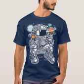 宇宙の惑星のアイスクリームを食べている宇宙飛行士 Tシャツ (正面)