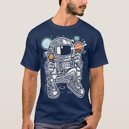 宇宙の惑星のアイスクリームを食べている宇宙飛行士 Tシャツ (正面)