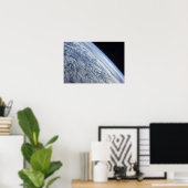 宇宙の暗黒に対する地球の地平線 ポスター (ホームオフィス)