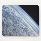 宇宙の暗黒に対する地球の地平線 マウスパッド (正面)