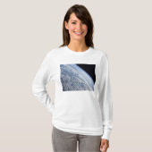 宇宙の暗黒に対する地球の地平線 Tシャツ (正面フル)