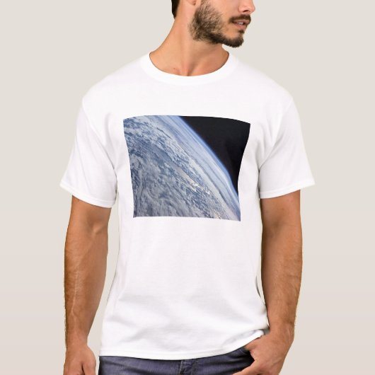 宇宙の暗黒に対する地球の地平線 Tシャツ (正面)