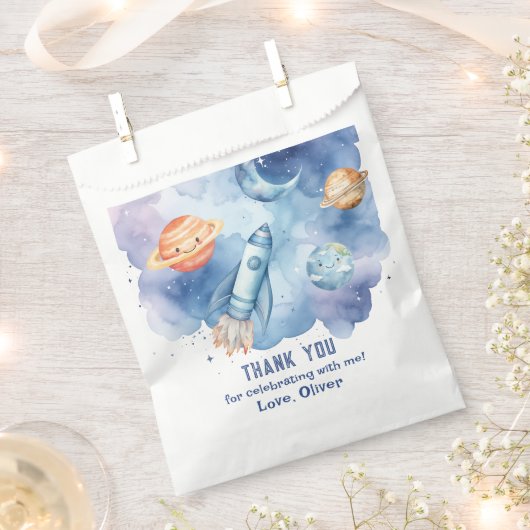 宇宙の最初の旅のまわりに日男の子の誕生日 フェイバーバッグ (クリップ留めされた状態)
