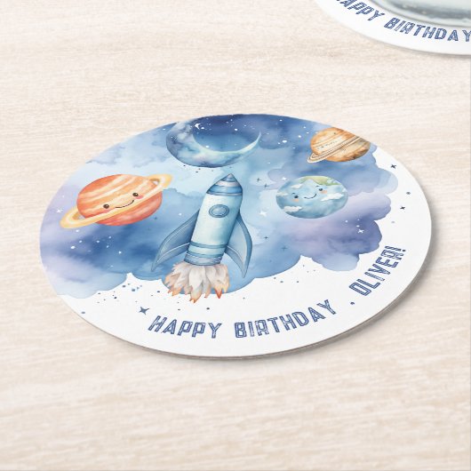 宇宙の最初の旅のまわりに日男の子の誕生日 ラウンドペーパーコースター (アングル)