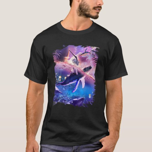 宇宙の海を泳ぐクジラに乗った猫 Tシャツ (正面)