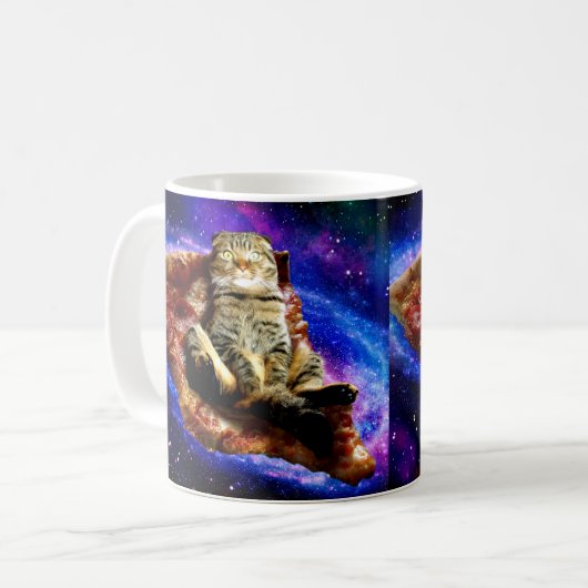 宇宙の猫がピザの上に寝転がっている コーヒーマグカップ (正面左)