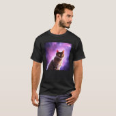 宇宙の猫と紫色の銀河 Tシャツ (正面フル)