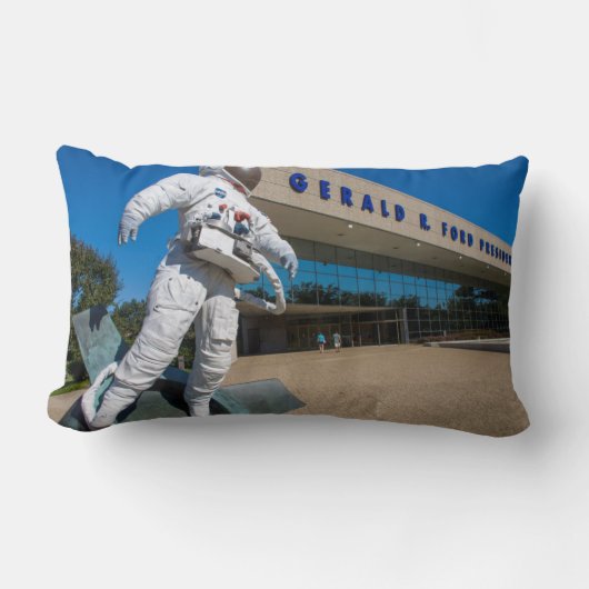 宇宙の男の彫刻 ランバークッション (正面)
