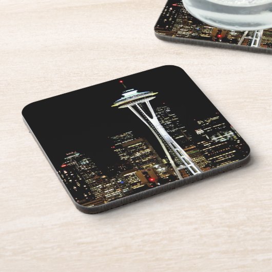 宇宙の針との夜のシアトルのスカイライン、 コースター (左側)