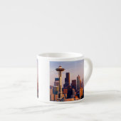 宇宙の針はシアトルの薄暗がりにタワーです エスプレッソカップ (正面右)