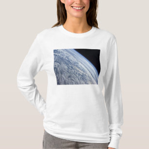 宇宙の黒さに対する地球の地平線 Tシャツ