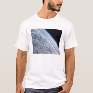 宇宙の黒さに対する地球の地平線 Tシャツ
