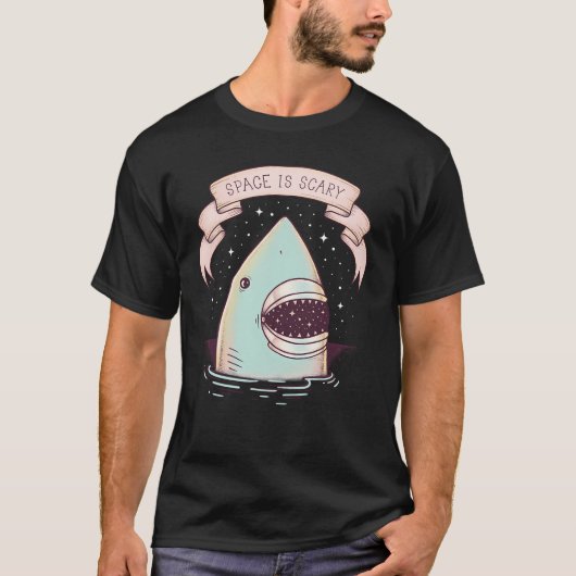 宇宙は怖い Tシャツ (正面)