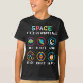 宇宙は私たちに疑問を抱かせる Tシャツ (正面)