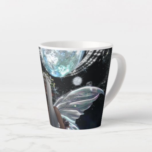 宇宙は私の背中の妖精12ozを持っている。カフェラテマグ カフェラテマグ (右アングル)