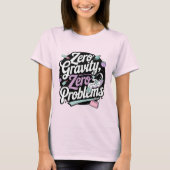 宇宙よくはしゃぐでコーヒーを飲む宇宙飛行士 Tシャツ (正面)