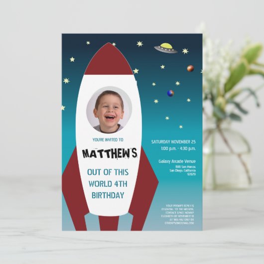 宇宙をテーマにしたフォトロケット4歳の誕生日 招待状 (スタンド正面)