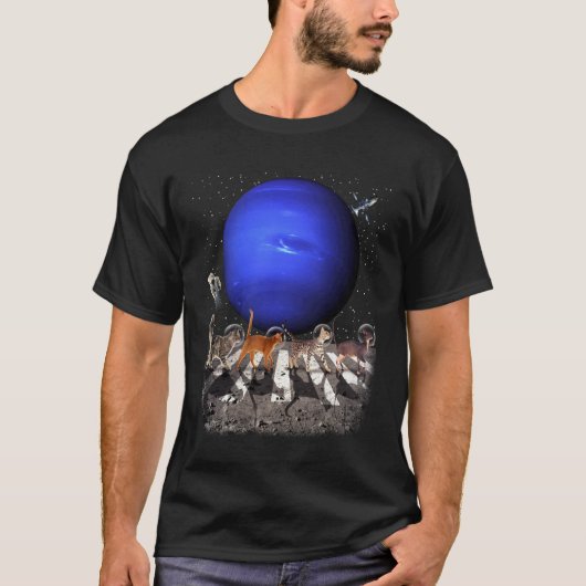 宇宙を歩く猫 猫 宇宙飛行士 海王星 Tシャツ (正面)