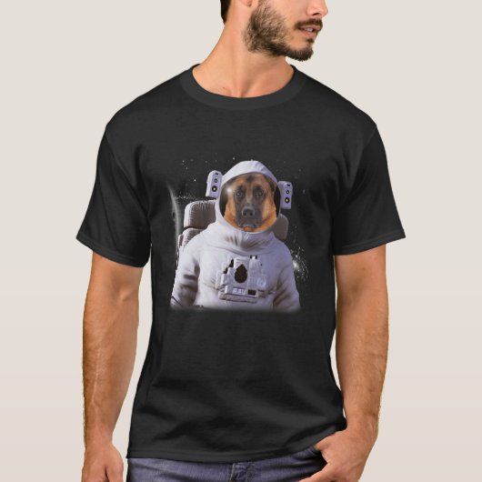 宇宙を深く漂うジャーマンシェパードの宇宙飛行士 Tシャツ (正面)