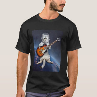 宇宙を漂うギターを弾く宇宙飛行士猫 Tシャツ