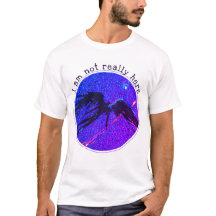 宇宙を飛ぶ翼のある人物Tシャツ