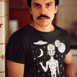 宇宙エイリアンと惑星、星とソーサー飛んでいる Tシャツ