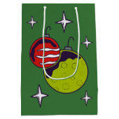 宇宙エイリアンinサンタハットクリスマスパーソナライズされた ミディアムペーパーバッグ (裏面)