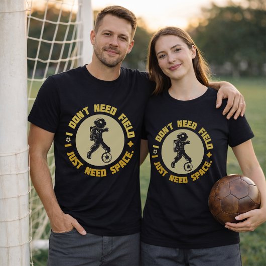 宇宙サッカーの名言 宇宙飛行士は宇宙が必要 Tシャツ