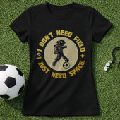 宇宙サッカーの名言 宇宙飛行士は宇宙が必要 Tシャツ